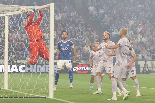 23 08 2025, xrekx, Soccer 2 Bundesliga, FC Schalke 04 VfL Bochum v l Timo Horn VfL Bochum Kenan Karaman FC Schalke 04 Philipp Strompf VfL Bochum DFL DFB REGULATIONS PROHIBIT ANY USE OF PHOTOGRAPHS as IMAGE SEQUENCES and or QUASI VIDEO Gelsenkirchen