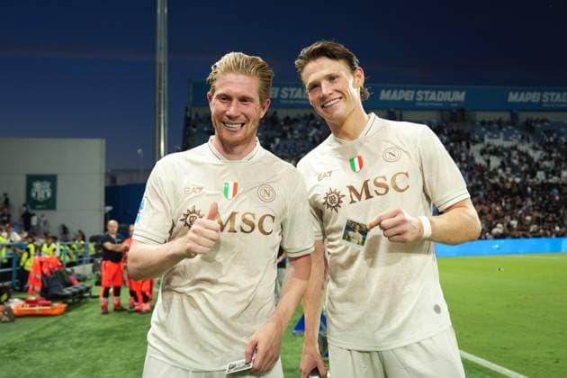 Napoli s Kevin De Bruyne and Napoli s Scott Mc Tominay celebrate for the victory at the end of the Serie A soccer match between Sassuolo and Napoli at the Mapei Stadium Cittˆ del Tricolore in Reggio Emilia, north Italy - Saturday, August 23, 2025 - - Soccer -  Copyright: xMassimoxPaolone LaPressex