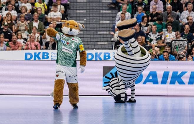 FUCHSI mascot, Fuechse Berlin and Hein Daddel mascot, THW Kiel during the break GER, Fuechse Berlin vs THW Kiel, Handball, HBL Supercup 2025, Final, 23 08 2025 GER, Fuechse Berlin vs THW Kiel, Handball, HBL Supercup 2025, Final, 23 08 2025 Muenchen Copyright: xEibner-Pressefoto HeikexFeinerx EP_HFR