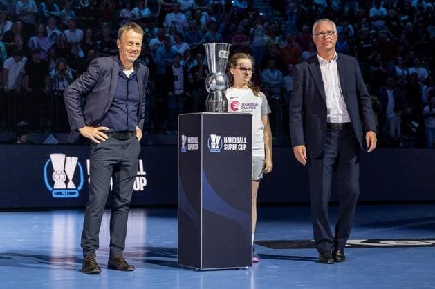 The HBL Supercup stands on a pedestal ready to be handed over to the Fuechse Berlin, on the right Uwe Schwenker President, DAIKIN Handball Bundesliga GER, Fuechse Berlin vs THW Kiel, Handball, HBL Supercup 2025, Final, 23 08 2025 GER, Fuechse Berlin vs THW Kiel, Handball, HBL Supercup 2025, Final, 23 08 2025 Munich Copyright: xEibner-Pressefoto HeikexFeinerx EP_HFR