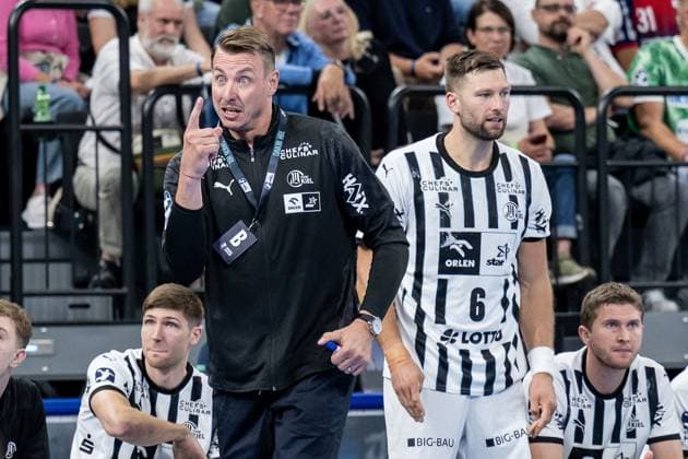 Filip Jicha Head Coach, THW Kiel with raised index finger, behind him Harald Reinkind THW Kiel, 6 GER, Fuechse Berlin vs THW Kiel, Handball, HBL Supercup 2025, Final, 23 08 2025 GER, Fuechse Berlin vs THW Kiel, Handball, HBL Supercup 2025, Final, 23 08 2025 Muenchen Copyright: xEibner-Pressefoto HeikexFeinerx EP_HFR