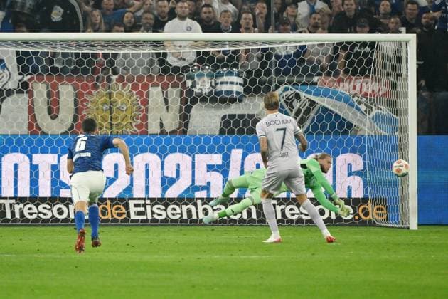 Kevin Vogt VfL Bochum fails with his penalty kick against goalkeeper Loris Karius Schalke 04 23 08 2025, Fußball 2 Bundesliga, Saison 2025 2026, 3 Spieltag, FC Schalke 04 VfL Bochum DFL regulations prohibit any use of photographs as image sequences and or quasi video Gelsenkirchen Veltins Arena Nordrhein Westfalen Germany Team2