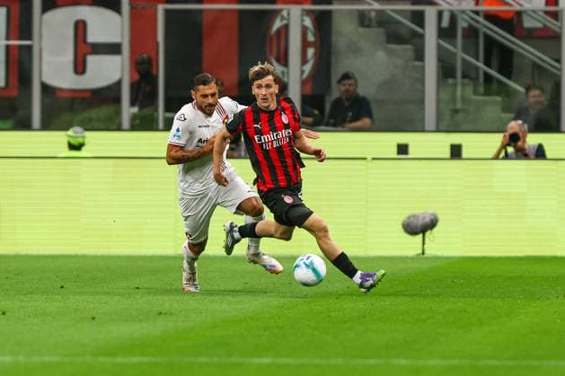 Giuseppe Pezzella (US Cremonese) in action against Alexis Saelemaekers (AC Milan) during AC Milan vs US Cremonese, Italian soccer Serie A match in Milan, Italy, August 23 2025  Copyright: xMattiaxMartegani IPAxSportx xipa-agency.netx xx IPA_63065809 IPA_Agency_IPA63065809
