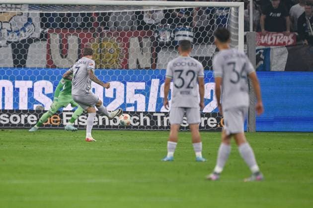 23 08 2025, Football, 2 Bundesliga, Season 2025 2026, Matchday 3, FC Schalke 04 VfL Bochum, Kevin Vogt VfL Bochum 1848 shoots the penalty and goalkeeper Loris Karius FC Schalke 04 saves, xRHR PHOTO YYx Copyright: KROEGER RHR-FOTOx RHR-FOTO YY