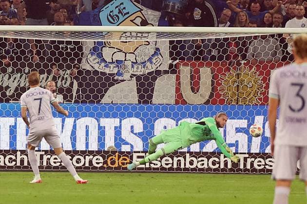 23 08 2025, xrekx, Soccer 2 Bundesliga, FC Schalke 04 VfL Bochum v l Kevin Vogt VfL Bochum Penalty kick missed Loris Karius FC Schalke 04 DFL DFB REGULATIONS PROHIBIT ANY USE OF PHOTOGRAPHS as IMAGE SEQUENCES and or QUASI VIDEO Gelsenkirchen