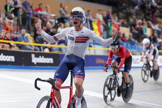 2025 UCI Junior Track World Championships Picture by Alex Whitehead SWpix.com - 23 08 2025 - Cycling - 2025 UCI Junior Track World Championships - Omnisport, Apeldoorn, Netherlands - Men Omnium Points Race - Henry Hobbs (Great Britain) wins the Men Omnium Copyright: x xSWpix.comx(t axPhotographyxHubxLtd)xAlexxWhitehead SWpix.comx SWP-3030-1049