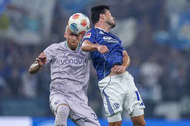 23 08 2025, Fußball, FC Schalke 04 VfL Bochum, 3 Spieltag, 2 Fußball Bundesliga, Veltins Arena Gelsenkirchen, Saison 2025 2026 Philipp Hofmann VfL Bochum 33 im Zweikampf gegen Adrian Gantenbein Schalke04 17 Kopfballduell Kopfball DFB regulations prohibit any use of photographs as image sequences and or quasi video Nordrhein Westfalen Germany