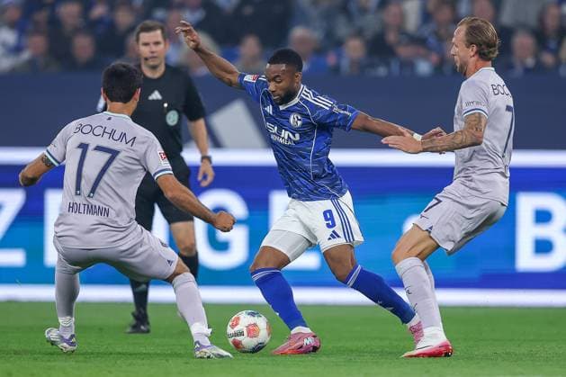23 08 2025, Football, FC Schalke 04 VfL Bochum, Matchday 3, 2 Fußball Bundesliga, Veltins Arena Gelsenkirchen, Saison 2025 2026 Moussa Sylla Schalke04 09 in duel against Gerrit Holtmann VfL Bochum 17 and Kevin Vogt VfL Bochum 07 DFB regulations prohibit any use of photographs as image sequences and or quasi video Nordrhein Westfalen Germany