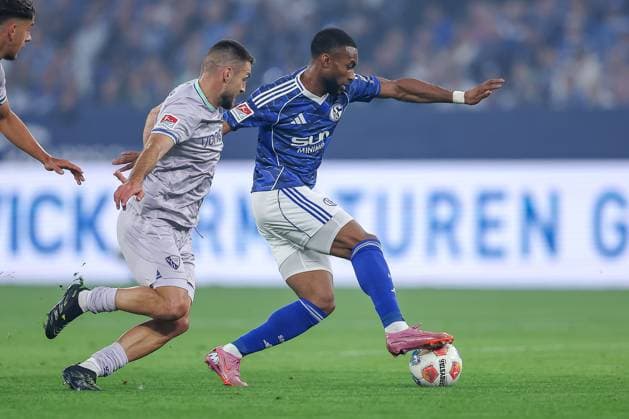 23 08 2025, Football, FC Schalke 04 VfL Bochum, Matchday 3, 2 Fußball Bundesliga, Veltins Arena Gelsenkirchen, Saison 2025 2026 Moritz Broschinski VfL Bochum 29 in duel against Moussa Sylla Schalke04 09 DFB regulations prohibit any use of photographs as image sequences and or quasi video Nordrhein Westfalen Germany