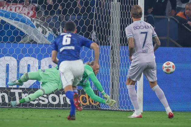 23 08 2025, Football, FC Schalke 04 VfL Bochum, Matchday 3, 2 Fußball Bundesliga, Veltins Arena Gelsenkirchen, Season 2025 2026 Goalkeeper Loris Karius Schalke04 01 holds the penalty kick by Kevin Vogt VfL Bochum 07 DFB regulations prohibit any use of photographs as image sequences and or quasi video Nordrhein Westfalen Germany
