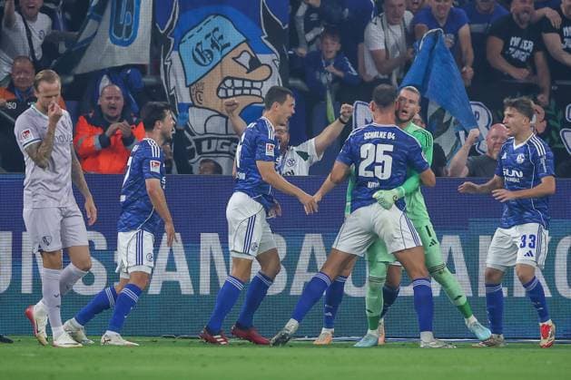23 08 2025, Soccer, FC Schalke 04 VfL Bochum, Matchday 3, 2 Soccer Bundesliga, Veltins Arena Gelsenkirchen, Season 2025 2026 Cheers after goalkeeper Loris Karius Schalke04 01 DFB regulations prohibit any use of photographs as image sequences and or quasi video North Rhine-Westphalia Germany