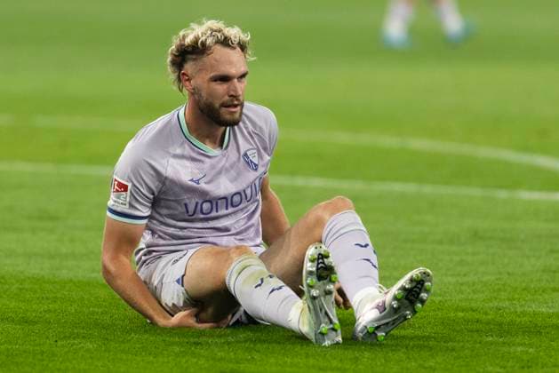 2 Soccer Bundesliga, FC Schalke 04 VfL Bochum 23 08 2025 Philipp Strompf VfL Bochum, 3 grabs his back thigh, has to be replaced shortly afterwards 2 Soccer Bundesliga, FC Schalke 04 VfL Bochum, 3 Matchday, on 23 08 2025, Veltins Arena, Gelsenkirchen DFL regulations prohibit any use of photographs as image sequences and or quasi video Copyright: xBEAUTIFULxSPORTS Meuselx