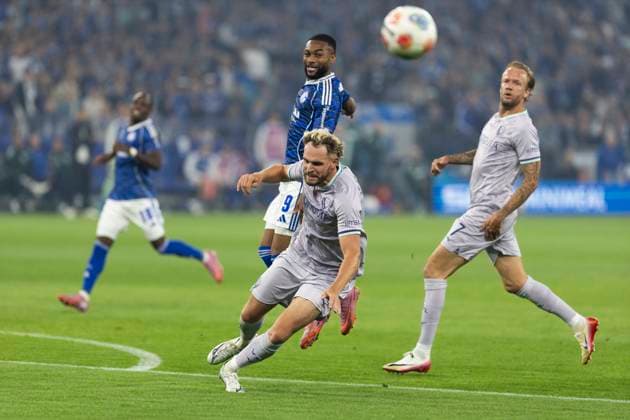 2 Soccer Bundesliga, FC Schalke 04 VfL Bochum 23 08 2025 Philipp Strompf VfL Bochum, 3 injured in this action against Moussa Sylla FC Schalke 04, 9 2 Soccer Bundesliga, FC Schalke 04 VfL Bochum, 3 Matchday, on 23 08 2025, Veltins Arena, Gelsenkirchen DFL regulations prohibit any use of photographs as image sequences and or quasi video Copyright: xBEAUTIFULxSPORTS Meuselx