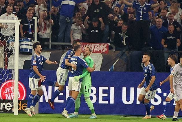23 08 2025, xrekx, Soccer 2 Bundesliga, FC Schalke 04 VfL Bochum v l Kevin Vogt VfL Bochum Penalty kick missed Loris Karius FC Schalke 04 DFL DFB REGULATIONS PROHIBIT ANY USE OF PHOTOGRAPHS as IMAGE SEQUENCES and or QUASI VIDEO Gelsenkirchen