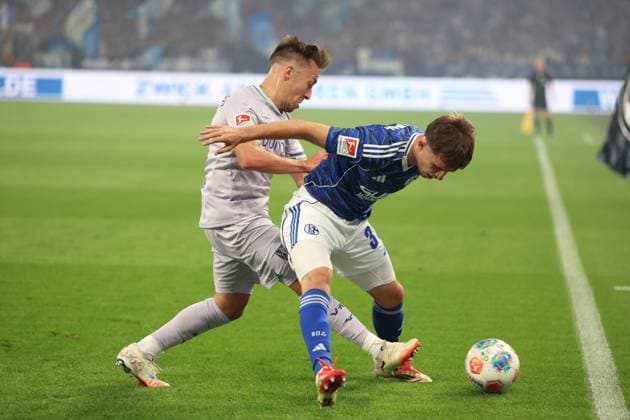 23 08 2025, xrekx, Fußball 2 Bundesliga, FC Schalke 04 VfL Bochum v l Felix Passlack VfL Bochum Vitalie Becker FC Schalke 04 Zweikampf, Aktion, action, battle for the ball DFL DFB REGULATIONS PROHIBIT ANY USE OF PHOTOGRAPHS as IMAGE SEQUENCES and or QUASI VIDEO Gelsenkirchen
