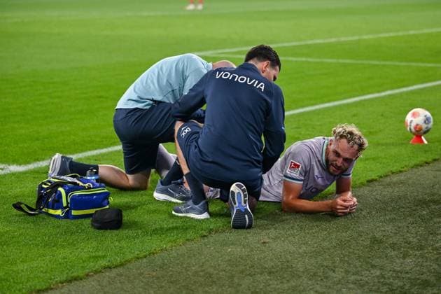 23 08 2025, Football, 2 Bundesliga, Season 2025 2026, Matchday 3, FC Schalke 04 VfL Bochum, Philipp Strompf VfL Bochum 1848 has to come off injured, xRHR FOTO YYx Copyright: KROEGER RHR-FOTOx RHR-FOTO YY
