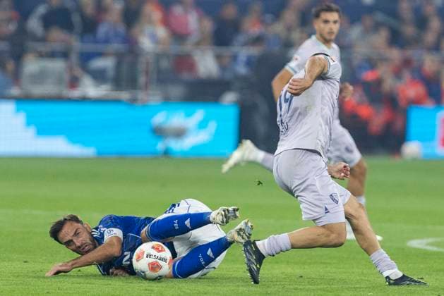 2 Fußball Bundesliga, FC Schalke 04 VfL Bochum 23 08 2025 Kenan Karaman FC Schalke 04, 19 , Matus Bero VfL Bochum, 19 2 Fußball Bundesliga, FC Schalke 04 VfL Bochum, 3 Spieltag, am 23 08 2025, Veltins Arena, Gelsenkirchen DFL regulations prohibit any use of photographs as image sequences and or quasi video Copyright: xBEAUTIFULxSPORTS Meuselx
