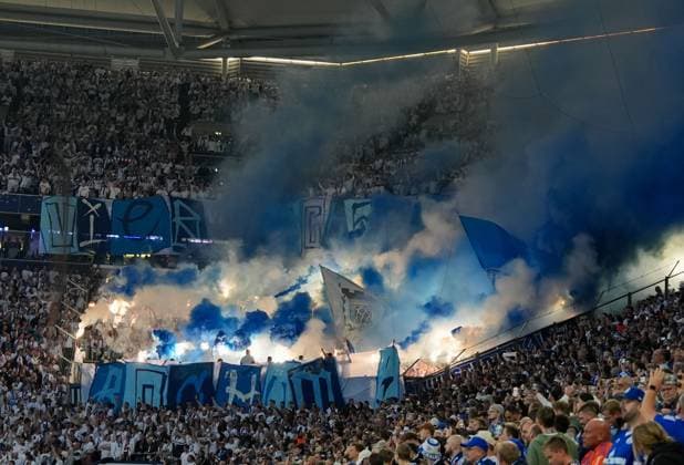 Fans of VfL Bochum 1848 use pyrotechnics at the beginning of the match GER, FC Schalke 04 vs VfL Bochum 1848, 2 Bundesliga, Matchday 3, Season 2025 2026, 23 08 2025 DFL REGULATES PROHIBIT ANY USE OF PHOTOGRAPHS AS IMAGE SEQUENCES AND OR QUASI VIDEO GER, FC Schalke 04 vs VfL Bochum 1848, 2 Bundesliga, Matchday 3, Season 2025 2026, 23 08 2025 Gelsenkirchen Copyright: xEibner-Pressefoto ScottxColemanx EP_SCN