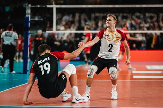 Volleyball international match Germany vs. Belgium, 23 08 25 Erik Röhrs Germany, 19 is helped up by Leonard Graven Germany, 2 Volleyball, international match Germany vs. Belgium on 23 08 2025 at the LKH Arena, Lüneburg Copyright: xBEAUTIFULxSPORTS Tonhäuserx