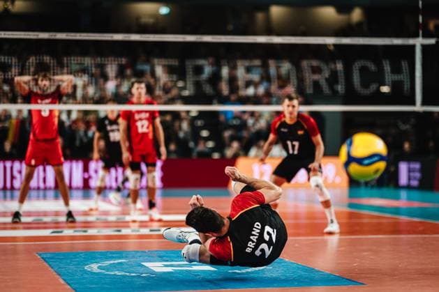 Volleyball international match Germany vs Belgium, 23 08 25 Tobias Brand Germany, 22 dodges the ball, before the serve Volleyball, international match Germany vs Belgium on 23 08 2025 at LKH Arena, Lüneburg Copyright: xBEAUTIFULxSPORTS Tonhäuserx