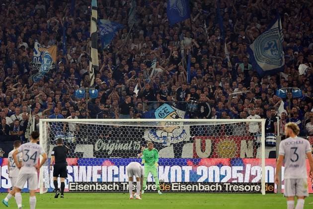 23 08 2025, xrekx, Soccer 2 Bundesliga, FC Schalke 04 VfL Bochum v l Penalty kick Kevin Vogt VfL Bochum Loris Karius FC Schalke 04 DFL DFB REGULATIONS PROHIBIT ANY USE OF PHOTOGRAPHS as IMAGE SEQUENCES and or QUASI VIDEO Gelsenkirchen