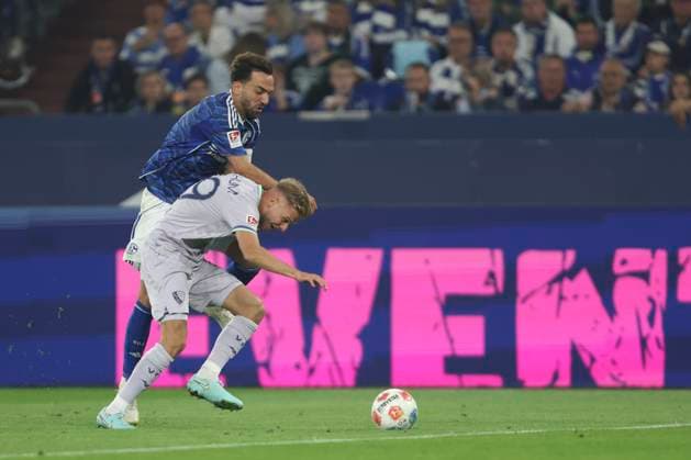 Kenan Karaman FC Schalke 04 and Leandro Noel Morgalla VfL Bochum in a duel during the 2 Bundesliga match between FC Schalke 04 and VfL Bochum, Veltins Arena on August 23, 2025 in Gelsenkirchen, Germany, Germany Photo by Oliver Kaelke DeFodi Images Kenan Karaman FC Schalke 04 and Leandro Noel Morgalla VfL Bochum battle for the ball during the 2 Bundesliga match between FC Schalke 04 and VfL Bochum at Veltins Arena on August 23, 2025 in Gelsenkirchen, Germany Photo by Oliver Kaelke DeFodi Images DFB DFL REGULATIONS PROHIBIT ANY USE OF PHOTOGRAPHS AS IMAGE SEQUENCES AND OR QUASI VIDEO Photo by Oliver Kaelke DeFodi Images