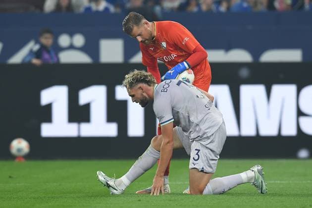 Soccer 2 Bundesliga 3 Matchday FC Schalke 04 VfL Bochum on 23 08 2025 at the Veltins Arena in Gelsenkirchen Philipp Strompf Bochum , front Timo Horn Bochum , back DFL regulations prohibit any use of photographs as image sequences and or quasi video xRx