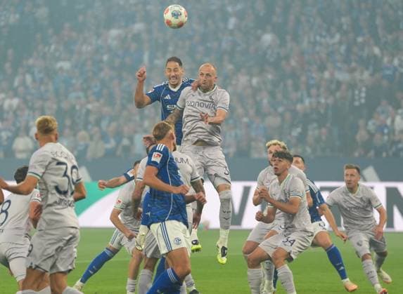 Nikola Katic FC Schalke 04, 25 and Philipp Hofmann VfL Bochum 1848, 33 go up for a header GER, FC Schalke 04 vs VfL Bochum 1848, 2 Bundesliga, Matchday 3, Season 2025 2026, 23 08 2025 DFL REGULATES PROHIBIT ANY USE OF PHOTOGRAPHS AS IMAGE SEQUENCES AND OR QUASI VIDEO GER, FC Schalke 04 vs VfL Bochum 1848, 2 Bundesliga, Matchday 3, Season 2025 2026, 23 08 2025 Gelsenkirchen Copyright: xEibner-Pressefoto ScottxColemanx EP_SCN