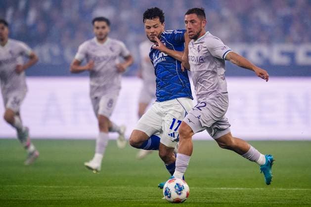 GELSENKIRCHEN, GERMANY - AUGUST 23: Adrian Gantenbein of FC Schalke 04 challenges Maximilian Wittek of VfL Bochum during the 2. Bundesliga match between FC Schalke 04 and VfL Bochum 1848 at Veltins-Arena on August 23, 2025 in Gelsenkirchen, Germany. (Photo by Rene Nijhuis) SPO  Copyright: xRenexNijhuis