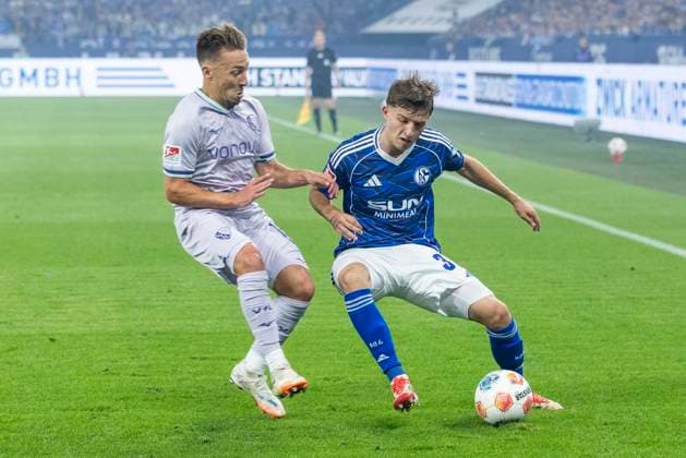 2 Soccer Bundesliga, FC Schalke 04 VfL Bochum 23 08 2025 Vitalie Becker FC Schalke 04, 33 , Felix Passlack VfL Bochum, 15 2 Soccer Bundesliga, FC Schalke 04 VfL Bochum, 3 Matchday, on 23 08 2025, Veltins Arena, Gelsenkirchen DFL regulations prohibit any use of photographs as image sequences and or quasi video Copyright: xBEAUTIFULxSPORTS Meuselx