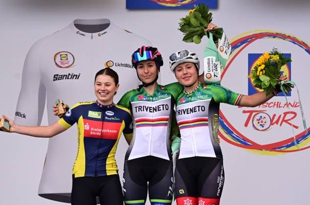 23 08 2025 xkhx Lidl Deutschland Tour 2025 3 stage from Arnsberg to Kassel The LichtBlick Newcomer Tour is a junior race for U17 women Award ceremony 1 Azzurra Ballan Italy 2 ElÃ na Amann France 3 Noemi Tosin Italy