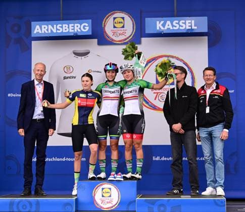 23 08 2025 xkhx Lidl Deutschland Tour 2025 3 stage from Arnsberg to Kassel The LichtBlick Newcomer Tour is a junior race for U17 women Award ceremony 1 Azzurra Ballan Italy 2 ElÃ na Amann France 3 Noemi Tosin Italy