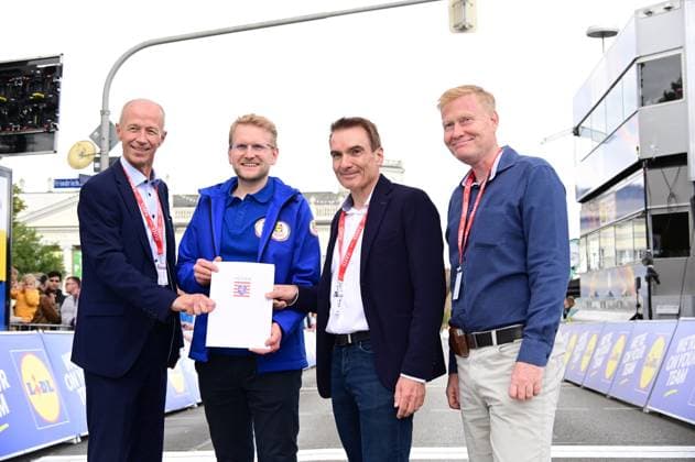 23 08 2025 xkhx Lidl Deutschland Tour 2025 3 stage from Arnsberg to Kassel Minister of Culture Armin Schwarz handed over a grant of 70,000 euros for the event in Kassel In the photo from l Schwarz, Matthias Pietsch, Heiko Lehmkuhl and Dr Norbert Wert both city councillors in Kassel