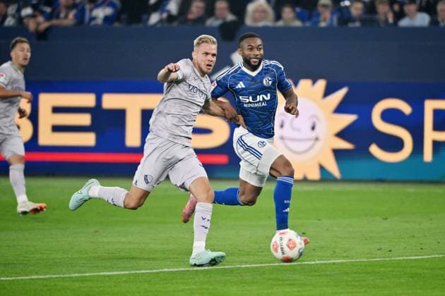 Moussa Sylla FC Schalke 04 , Leandro Morgalla VfL Bochum , v re 23 08 2025, Fußball 2 Bundesliga, Saison 2025 2026, 3 Spieltag, FC Schalke 04 VfL Bochum DFL regulations prohibit any use of photographs as image sequences and or quasi video Gelsenkirchen Veltins Arena Nordrhein Westfalen Germany Team2
