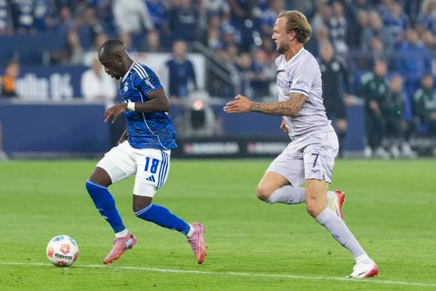 2 Soccer Bundesliga, FC Schalke 04 VfL Bochum 23 08 2025 Christopher Antwi Adjei FC Schalke 04, 18 is pursued by Kevin Vogt VfL Bochum, 7 2 Soccer Bundesliga, FC Schalke 04 VfL Bochum, 3 Matchday, on 23 08 2025, Veltins Arena, Gelsenkirchen DFL regulations prohibit any use of photographs as image sequences and or quasi video Copyright: xBEAUTIFULxSPORTS Meuselx