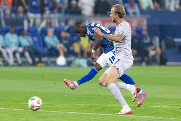 2 Soccer Bundesliga, FC Schalke 04 VfL Bochum 23 08 2025 Christopher Antwi Adjei FC Schalke 04, 18 comes against Kevin Vogt VfL Bochum, 7 to score 2 Soccer Bundesliga, FC Schalke 04 VfL Bochum, 3 Matchday, on 23 08 2025, Veltins Arena, Gelsenkirchen DFL regulations prohibit any use of photographs as image sequences and or quasi video Copyright: xBEAUTIFULxSPORTS Meuselx