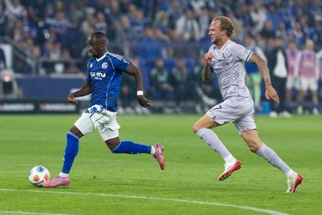 2 Soccer Bundesliga, FC Schalke 04 VfL Bochum 23 08 2025 Christopher Antwi Adjei FC Schalke 04, 18 is pursued by Kevin Vogt VfL Bochum, 7 2 Soccer Bundesliga, FC Schalke 04 VfL Bochum, 3 Matchday, on 23 08 2025, Veltins Arena, Gelsenkirchen DFL regulations prohibit any use of photographs as image sequences and or quasi video Copyright: xBEAUTIFULxSPORTS Meuselx