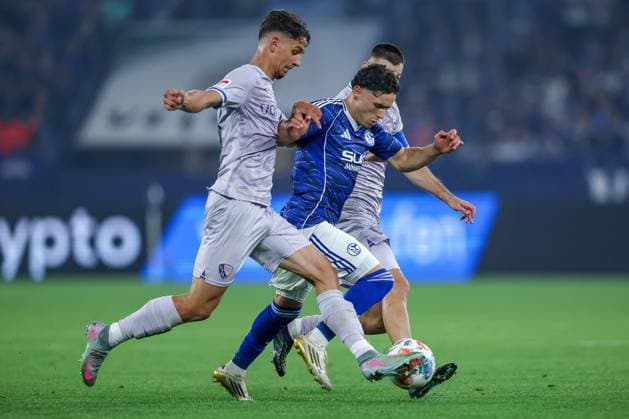 23 08 2025, Football, FC Schalke 04 VfL Bochum, Matchday 3, 2 Fußball Bundesliga, Veltins Arena Gelsenkirchen, Saison 2025 2026 Soufiane El Faouzi Schalke04 23 in duel against Cajetan Lenz VfL Bochum 34 and Moritz Broschinski VfL Bochum 29 DFB regulations prohibit any use of photographs as image sequences and or quasi video Nordrhein Westfalen Germany