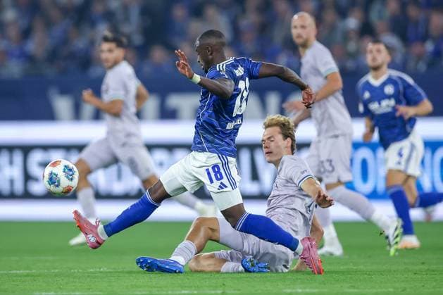 23 08 2025, Football, FC Schalke 04 VfL Bochum, Matchday 3, 2 Fußball Bundesliga, Veltins Arena Gelsenkirchen, Saison 2025 2026 Christopher Antwi Adjei Schalke04 18 in duel against Mats Pannewig VfL Bochum 24 DFB regulations prohibit any use of photographs as image sequences and or quasi video Nordrhein Westfalen Germany