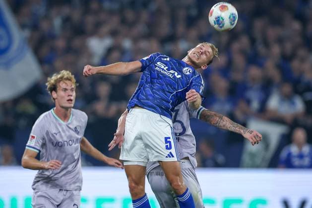 23 08 2025, Fußball, FC Schalke 04 VfL Bochum, 3 Spieltag, 2 Fußball Bundesliga, Veltins Arena Gelsenkirchen, Saison 2025 2026 Timo Becker Schalke04 05 im Zweikampf gegen Philipp Hofmann VfL Bochum 33 Kopfball Kopfballduell DFB regulations prohibit any use of photographs as image sequences and or quasi video Nordrhein Westfalen Germany