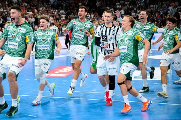 Muenchen HBL Super Cup 2025 Fuechse Berlin THW Kiel Final cheer Final cheer Emotion Joy Berlin, in the middle Elias Ellefsen a Skipagotu THW Kiel Muenchen SAP Garden Bayern Germany