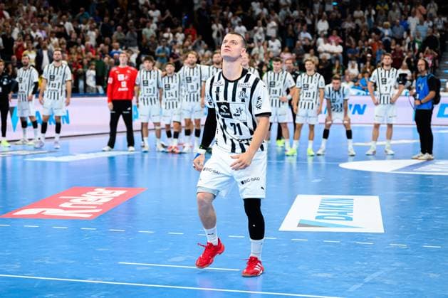 Muenchen HBL Super Cup 2025 Fuechse Berlin THW Kiel Elias Ellefsen a Skipagotu THW Kiel dissatisfied disappointed dejected frustrated, Muenchen SAP Garden Bayern Germany