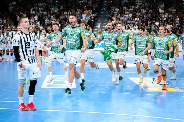Muenchen HBL Super Cup 2025 Fuechse Berlin THW Kiel Final cheer Final cheer Emotion Joy Berlin, in the middle Elias Ellefsen a Skipagotu THW Kiel Muenchen SAP Garden Bayern Germany
