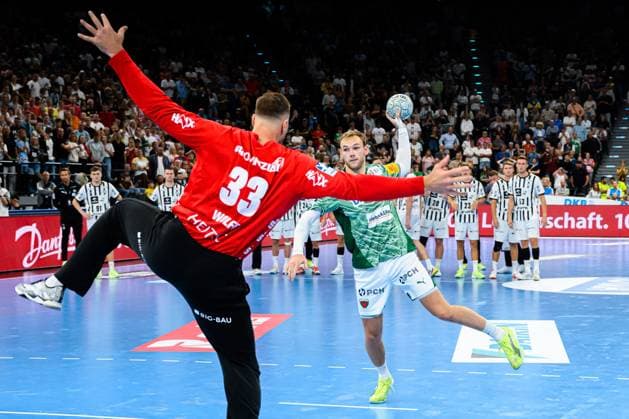 Muenchen HBL Super Cup 2025 Fuechse Berlin THW Kiel Goalkeeper Andreas Wolff THW Kiel , Mathias Gidsel Berlin Muenchen SAP Garden Bayern Germany