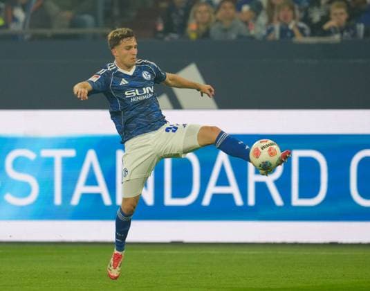 Vitalie Becker FC Schalke 04, 33 on the ball GER, FC Schalke 04 vs VfL Bochum 1848, 2 Bundesliga, Matchday 3, Season 2025 2026, 23 08 2025 DFL REGULATIONS PROHIBIT ANY USE OF PHOTOGRAPHS AS IMAGE SEQUENCES AND OR QUASI VIDEO GER, FC Schalke 04 vs VfL Bochum 1848, 2 Bundesliga, Matchday 3, Season 2025 2026, 23 08 2025 Gelsenkirchen Copyright: xEibner-Pressefoto ScottxColemanx EP_SCN