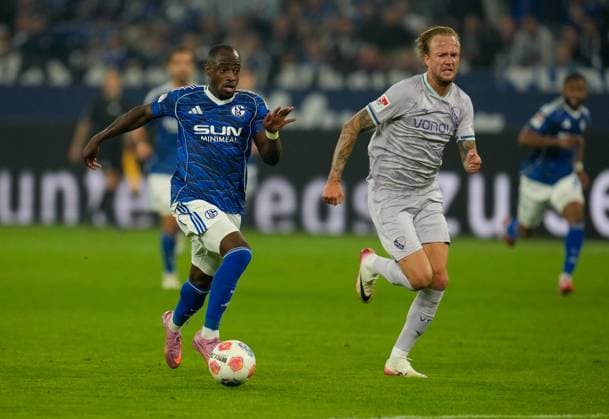 Christopher Antwi Adjei FC Schalke 04, 18 on the ball against Kevin Vogt VfL Bochum 1848, 7 to prepare a scoring chance GER, FC Schalke 04 vs VfL Bochum 1848, 2 Bundesliga, Matchday 3, Season 2025 2026, 23 08 2025 DFL REGULATES PROHIBIT ANY USE OF PHOTOGRAPHS AS IMAGE SEQUENCES AND OR QUASI VIDEO GER, FC Schalke 04 vs VfL Bochum 1848, 2 Bundesliga, Matchday 3, Season 2025 2026, 23 08 2025 Gelsenkirchen Copyright: xEibner-Pressefoto ScottxColemanx EP_SCN