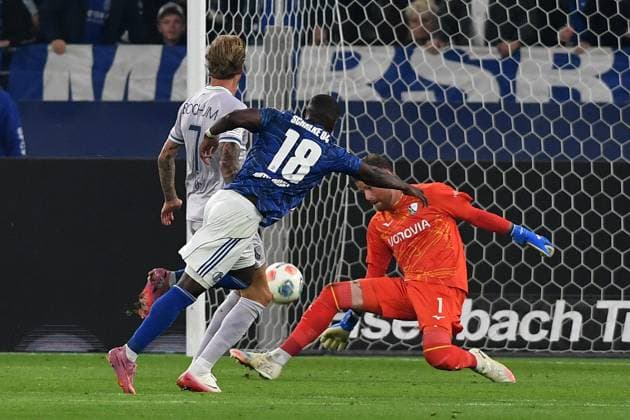 Christopher Antwi Adjei FC Schalke 04 and goalkeeper Timo Horn VfL Bochum battle for the ball during the 2 Bundesliga match between FC Schalke 04 and VfL Bochum, Veltins Arena on August 23, 2025 in Gelsenkirchen, Germany, Germany Photo by Ralf Treese DeFodi Images Christopher Antwi Adjei FC Schalke 04 and goalkeeper Timo Horn VfL Bochum battle for the ball during the 2 Bundesliga match between FC Schalke 04 and VfL Bochum at Veltins Arena on August 23, 2025 in Gelsenkirchen, Germany Photo by Ralf Treese DeFodi Images Photo by Ralf Treese DeFodi Images