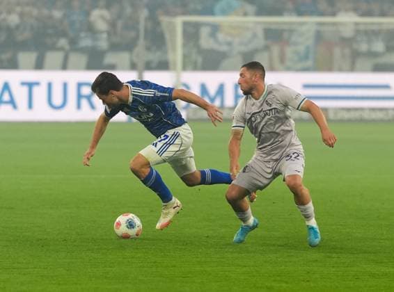 Adrian Gantenbein FC Schalke 04, 17 vs Maximilian Wittek VfL Bochum 1848, 32 GER, FC Schalke 04 vs VfL Bochum 1848, 2 Bundesliga, Matchday 3, Season 2025 2026, 23 08 2025 DFL REGULATES PROHIBIT ANY USE OF PHOTOGRAPHS AS IMAGE SEQUENCES AND OR QUASI VIDEO GER, FC Schalke 04 vs VfL Bochum 1848, 2 Bundesliga, Matchday 3, Season 2025 2026, 23 08 2025 Gelsenkirchen Copyright: xEibner-Pressefoto ScottxColemanx EP_SCN