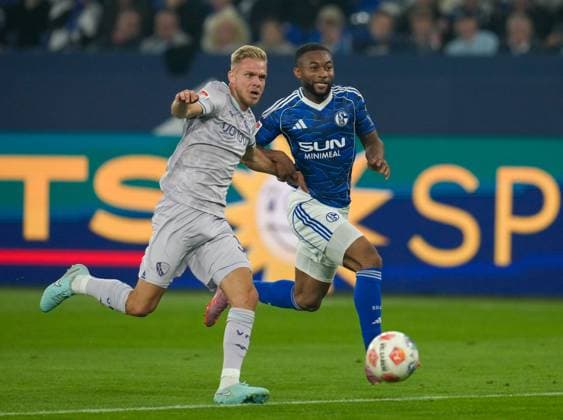 Leandro Noel Morgalla VfL Bochum 1848, 39 vs Moussa Sylla FC Schalke 04, 9 GER, FC Schalke 04 vs VfL Bochum 1848, 2 Bundesliga, Matchday 3, Season 2025 2026, 23 08 2025 DFL REGULATIONS PROHIBIT ANY USE OF PHOTOGRAPHS AS IMAGE SEQUENCES AND OR QUASI VIDEO GER, FC Schalke 04 vs VfL Bochum 1848, 2 Bundesliga, Matchday 3, Season 2025 2026, 23 08 2025 Gelsenkirchen Copyright: xEibner-Pressefoto ScottxColemanx EP_SCN