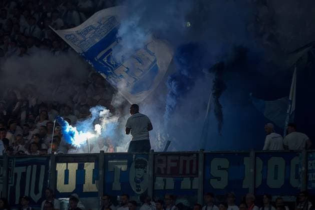 23 08 2025, Fußball, FC Schalke 04 VfL Bochum, 3 Spieltag, 2 Fußball Bundesliga, Veltins Arena Gelsenkirchen, Saison 2025 2026 Ultras zünden Rauchöpfe bengalisches Feuer Pyrotechnik bangalos im Gästeblock DFB regulations prohibit any use of photographs as image sequences and or quasi video Nordrhein Westfalen Germany